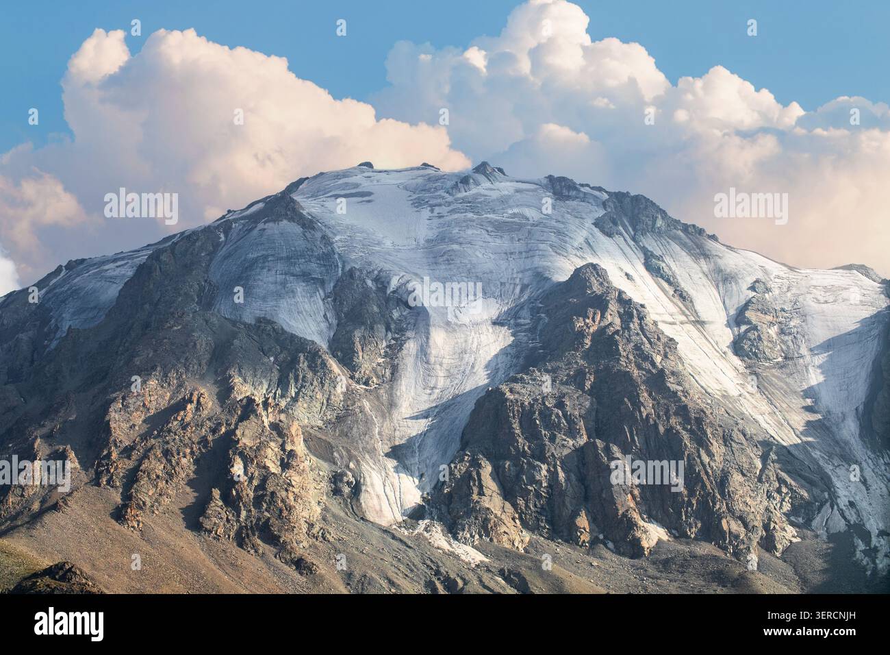 Picco del lago, picco Ozernyi sotto nuvole bianche Foto Stock