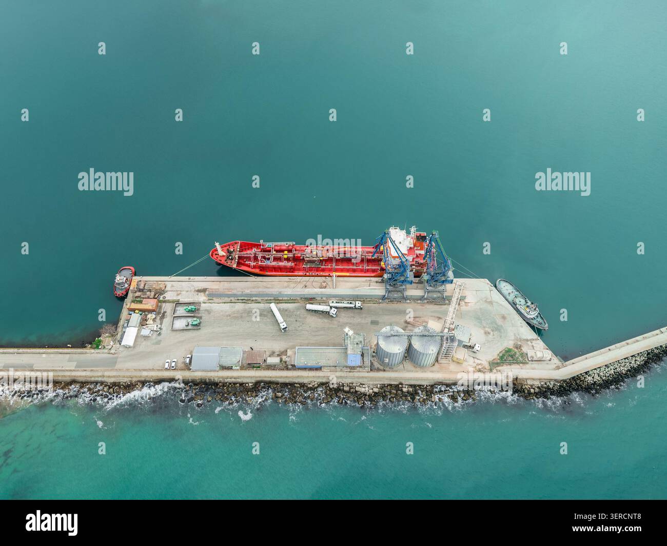 Vista aerea del porto cisterna e dei silos di grano. L'olio di girasole ad alto contenuto oleico viene caricato dalle autocisterne su una autocisterna Foto Stock