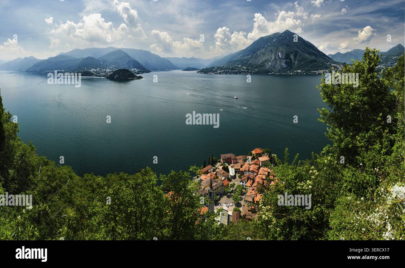 Vista aerea del Lago di Como e Varenna dal Castello di Vezio, Lombardia, Italia Foto Stock