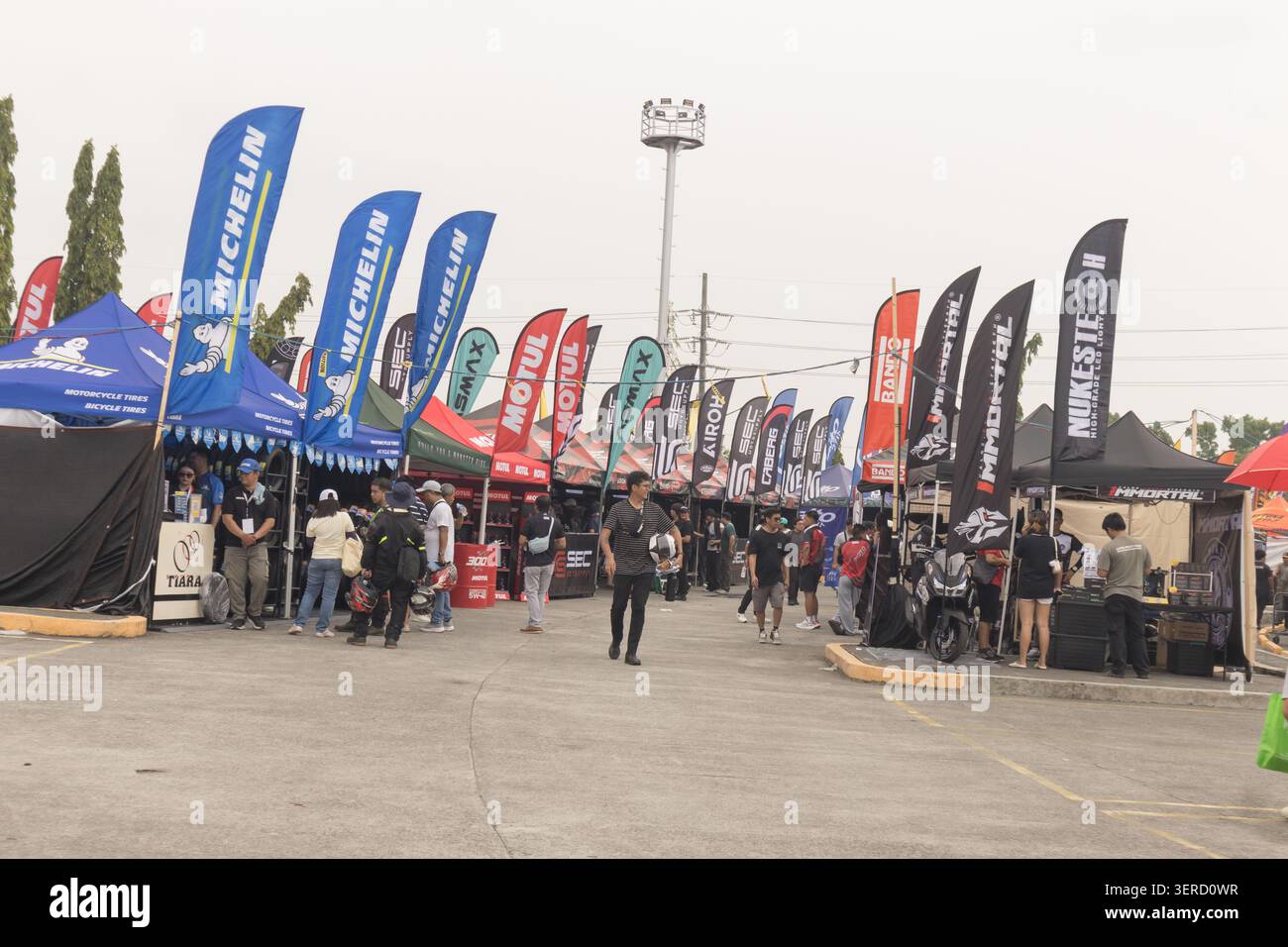 Stand commerciali all'aperto e bandiere di piume promozionali per i principali marchi automobilistici al Makina Moto Tiangge, SM Pampanga 2026 Foto Stock