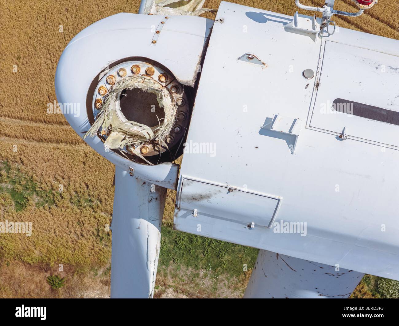 Vista dall'alto ravvicinata della pala della turbina eolica rotta. Fondo europeo per l'energia verde Foto Stock