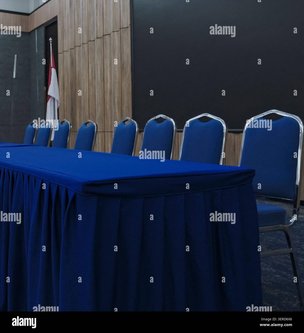 Una disposizione dei posti a sedere con un tavolo. Il Consiglio di amministrazione in un auditorium. Foto Stock