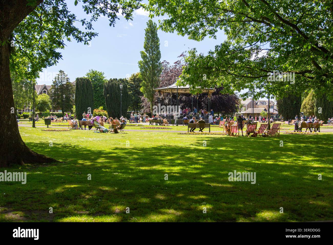 Una band suona per una folla rilassata dal palco dei Victoria Gardens, Neath, Galles, Regno Unito Foto Stock