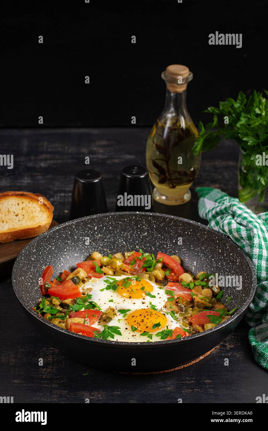 Colazione sana con uova fritte e verdure in padella Foto Stock