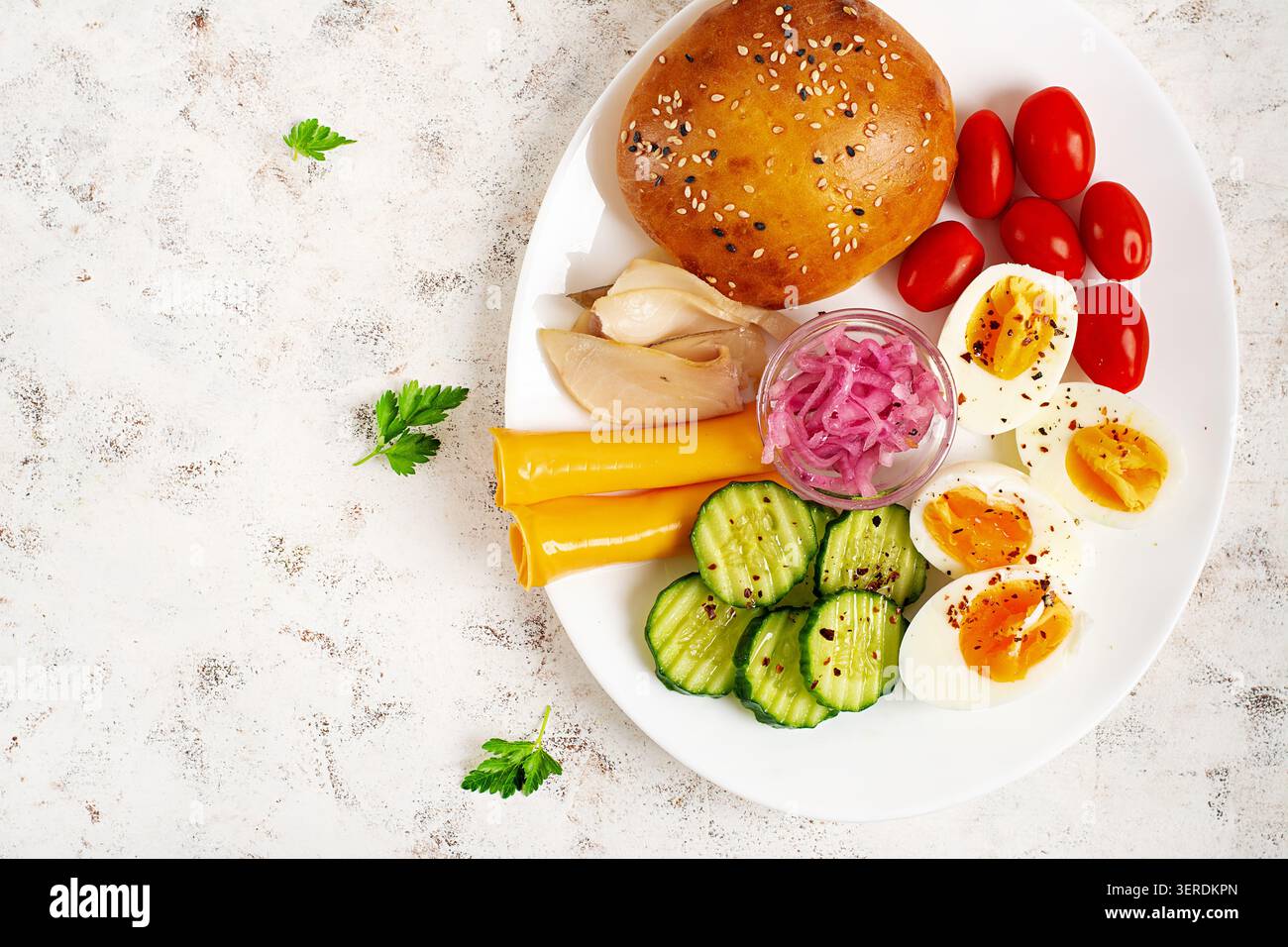 Brunch a base di pesce e verdure. Vista dall'alto Foto Stock