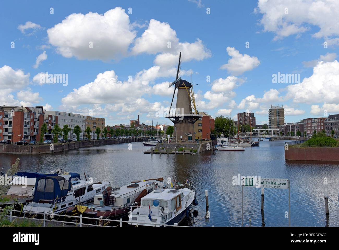 Una vista del vecchio mulino a vento Korenmolen de Distilleerketel, nello storico quartiere Delfshaven di Rotterdam, Paesi Bassi Foto Stock