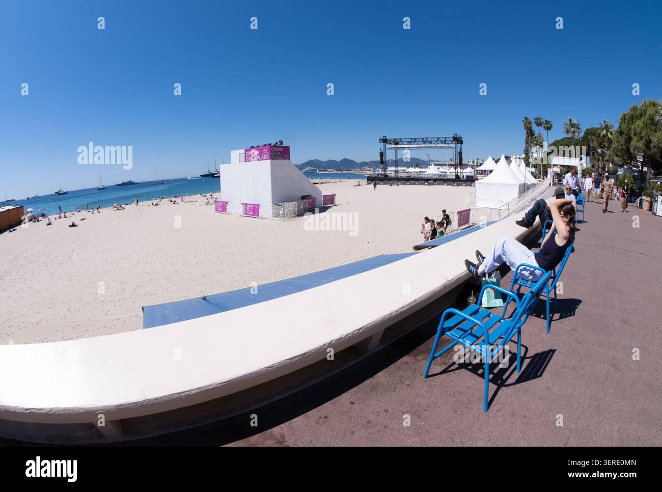Durante il Festival di Cannes, dalle 21:30 ogni sera, ci sono proiezioni gratuite per gli spettatori sulla spiaggia di Brigitte Bardot. Foto Stock