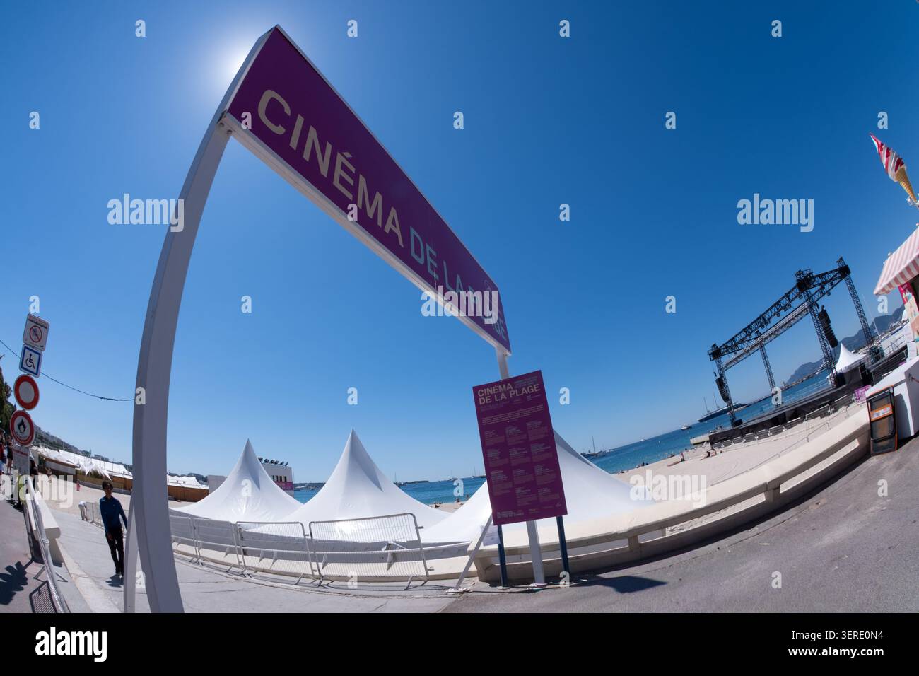 Durante il Festival di Cannes, dalle 21:30 ogni sera, ci sono proiezioni gratuite per gli spettatori sulla spiaggia di Brigitte Bardot. Foto Stock