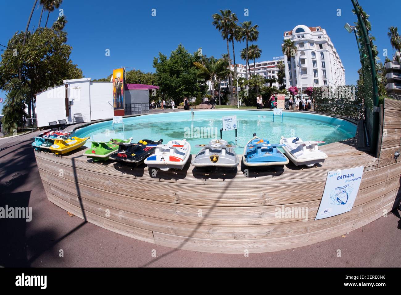 Les P'tits Bateaux de la Croisette, barche telecomandate, pesca all'anatra e minigolf nei fine settimana e durante le vacanze scolastiche a Cannes. Foto Stock