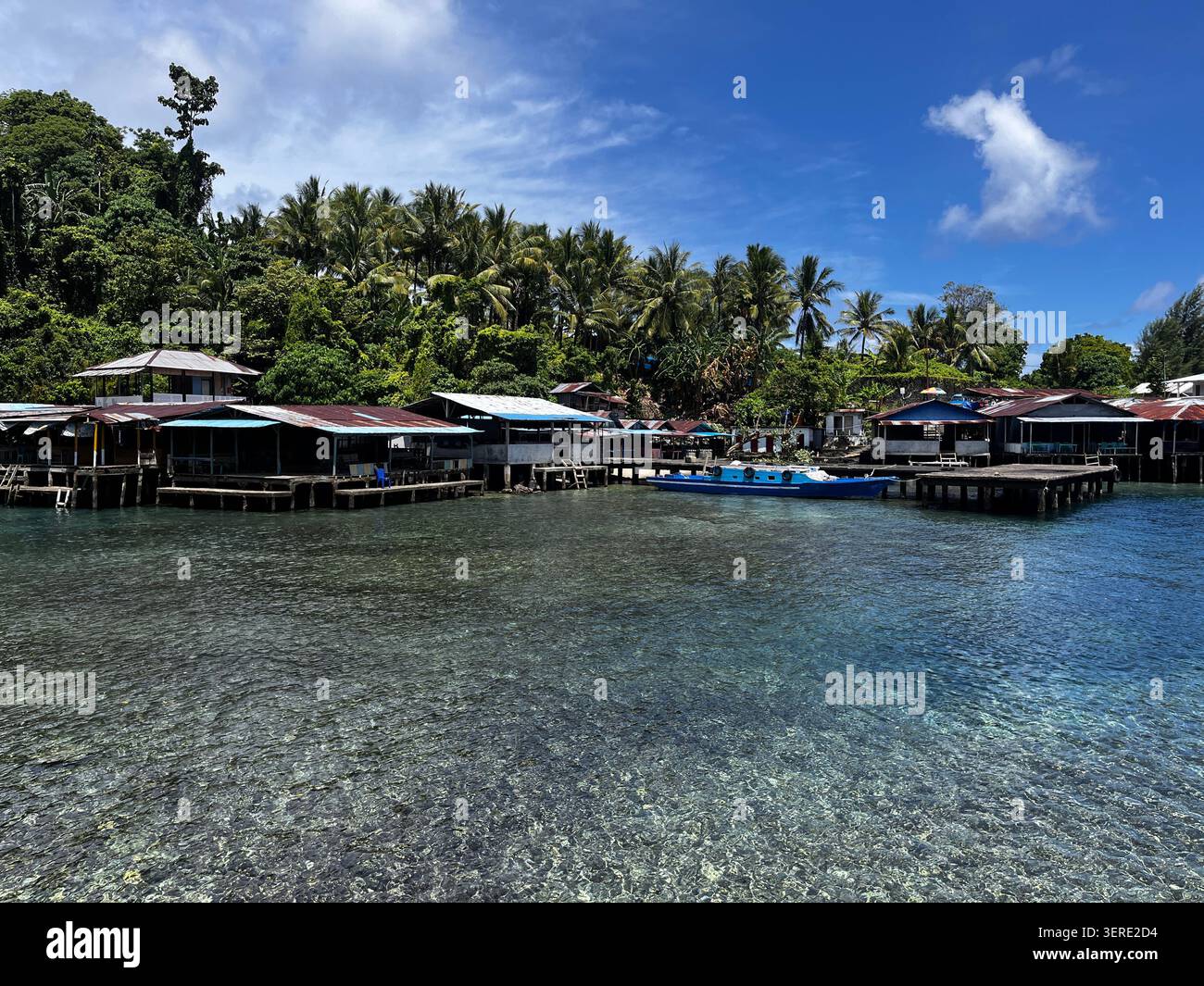 Ternate, North Maluku, Indonesia - 14 aprile 2026 - Jikomalamo è una baia di acque cristalline turchesi Foto Stock