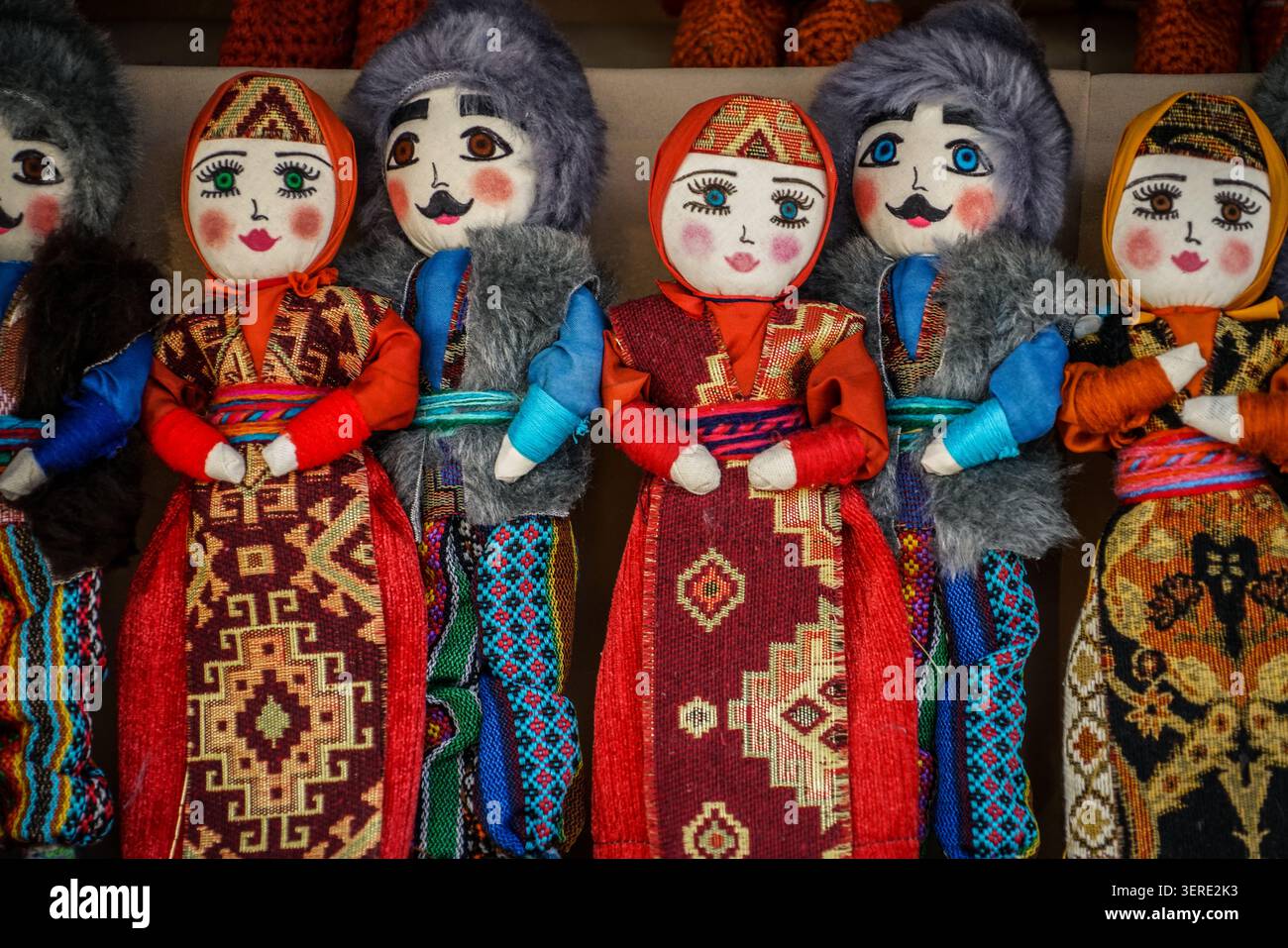 Una vista ravvicinata rivela una vivace mostra di bambole tessili tradizionali armene, realizzate a mano e vestite con costumi nazionali riccamente decorati. Questi Foto Stock