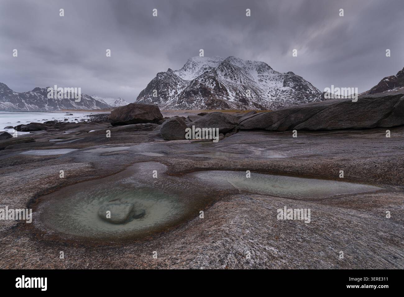 Spiaggia di Uttakleiv nelle isole Lofoten, Norvegia Foto Stock