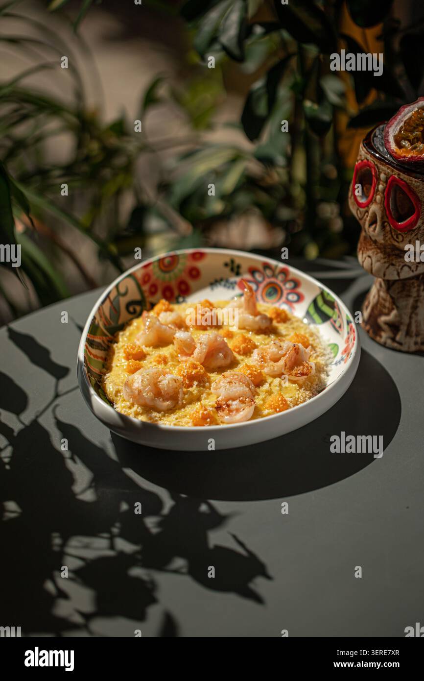 Pasta cremosa con gamberi e polpette di melone Foto Stock