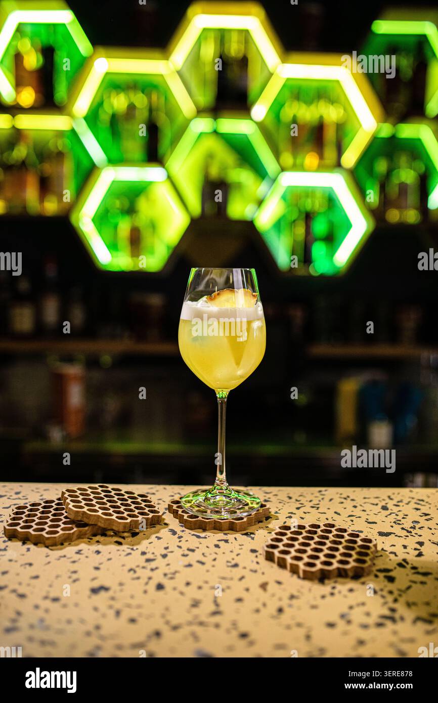 Cocktail di ananas su un moderno bancone bar Foto Stock
