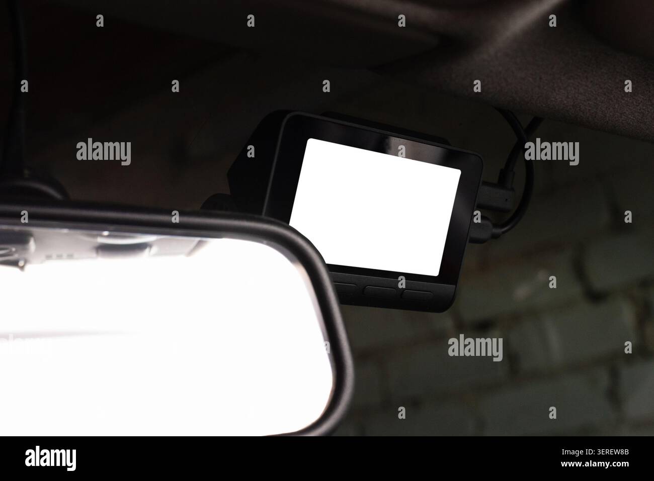 Telecamera da cruscotto con mockup a schermo bianco vuoto montata in un'auto. Dash cam per auto con display vuoto per il posizionamento personalizzato dei contenuti. Foto Stock