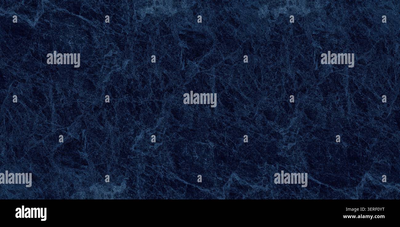 Marmo blu scuro con consistenza larga. Sfondo widescreen con trama fine e grunge scuro di colore Navy. Sfondo astratto indaco drammatico Foto Stock