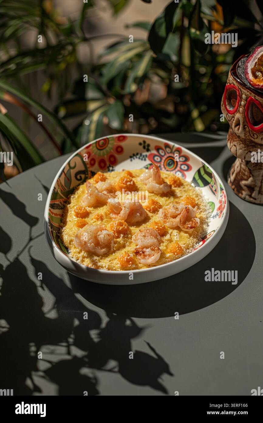 Pasta cremosa con gamberi e polpette di melone Foto Stock