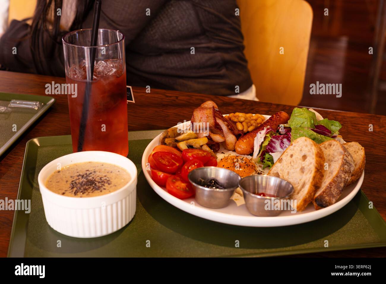 Colazione all'inglese deliziosa e abbondante, con zuppa di funghi e tè freddo Foto Stock