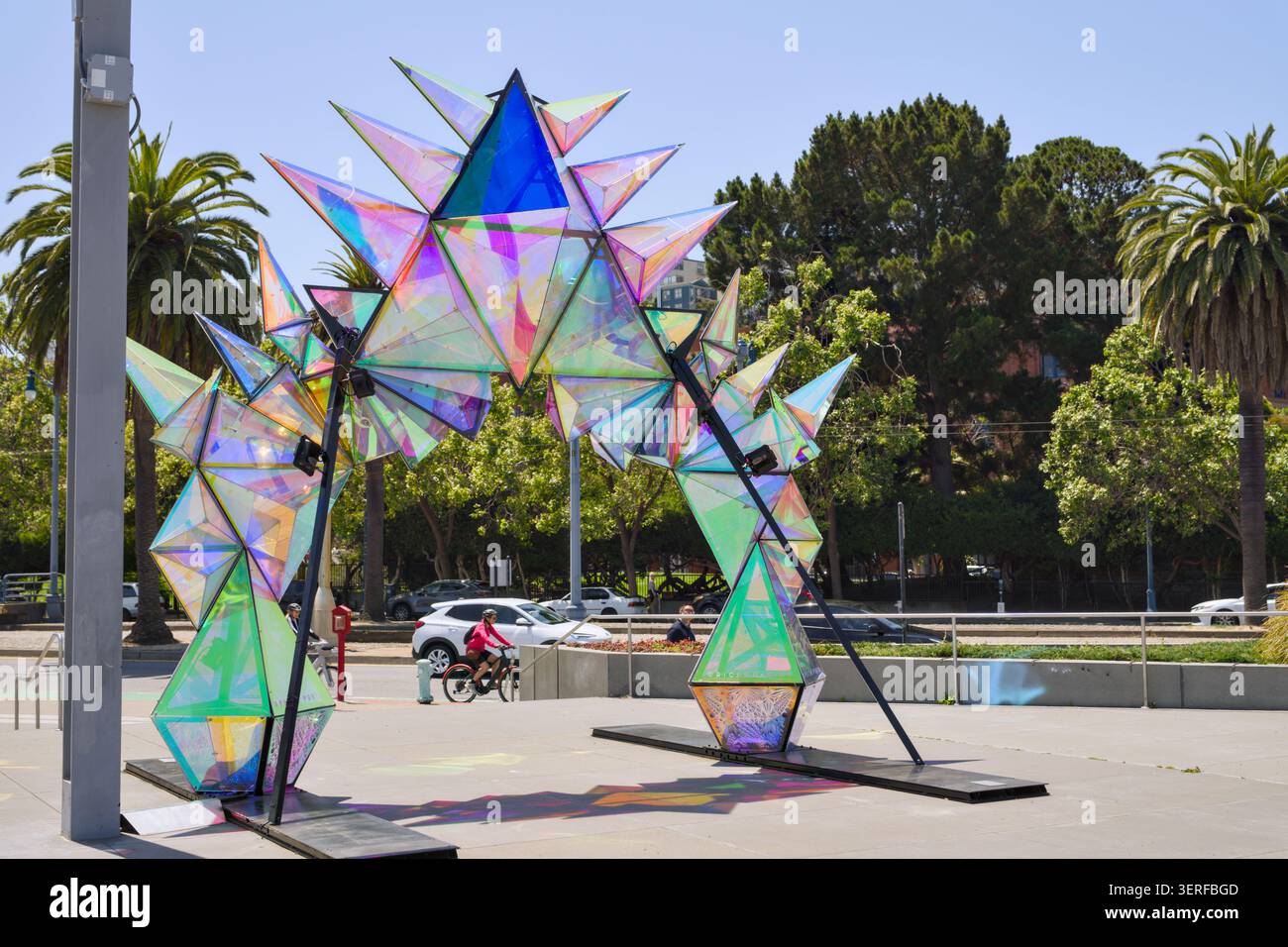 San Francisco California USA 5 giugno 2026 installazione di arte geometrica colorata Foto Stock