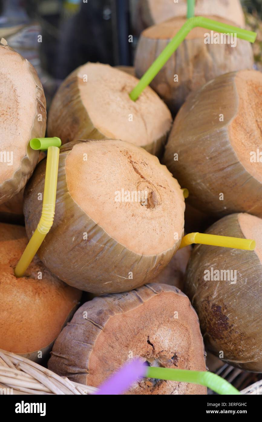 Bevande fresche al cocco al mercato in una posizione soleggiata Foto Stock