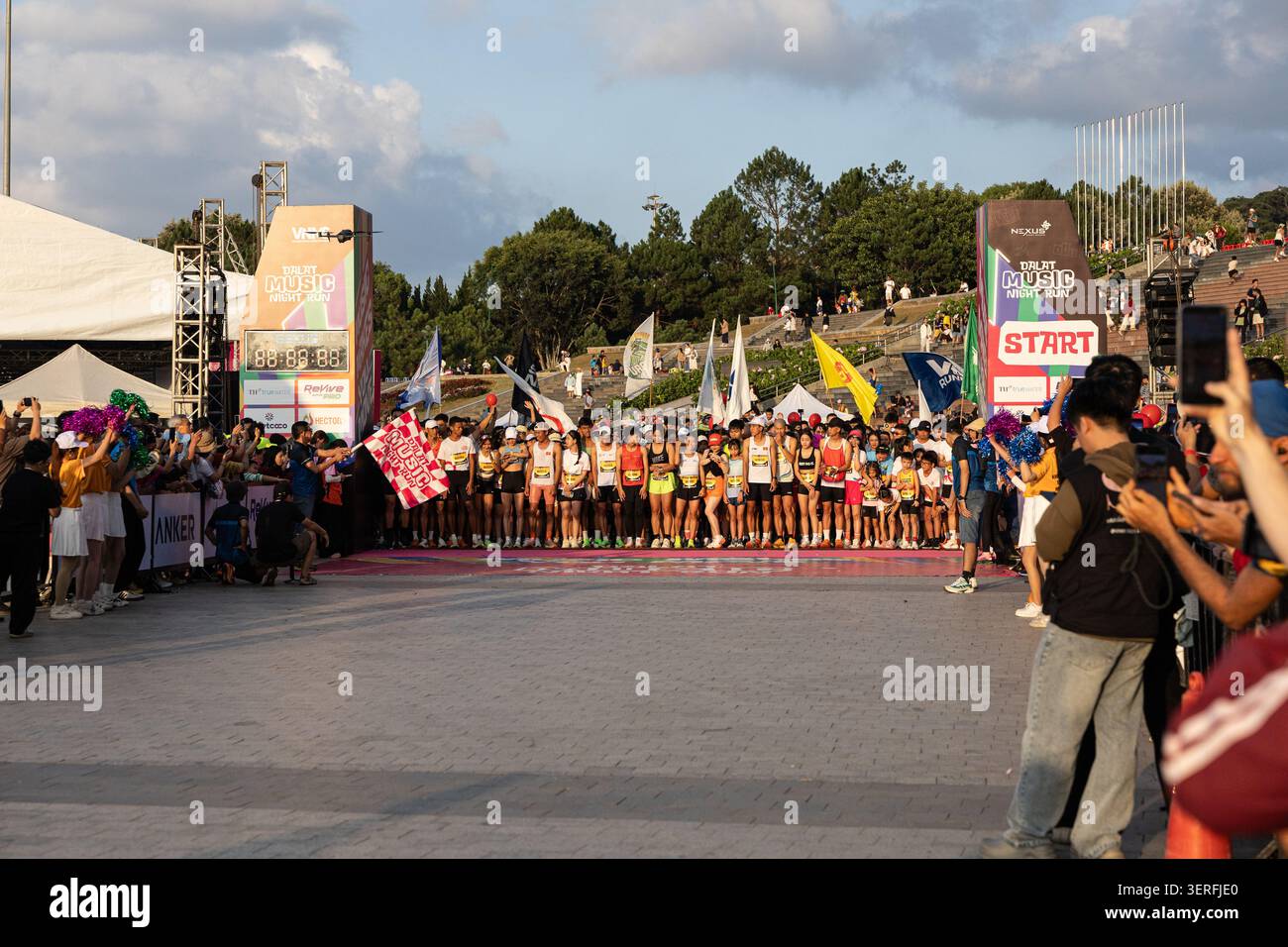 Da Lat, Vietnam - 6 giugno 2026: Inizio della gara di 5 km da Lat Music Night Run 2026 a da Lat, Vietnam Foto Stock