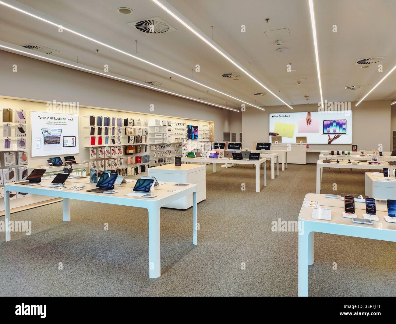 Praga, Repubblica Ceca - 18 giugno 2026: Interno di un Apple Store che espone smartphone, tablet, computer portatili e accessori in un ambiente retail Foto Stock
