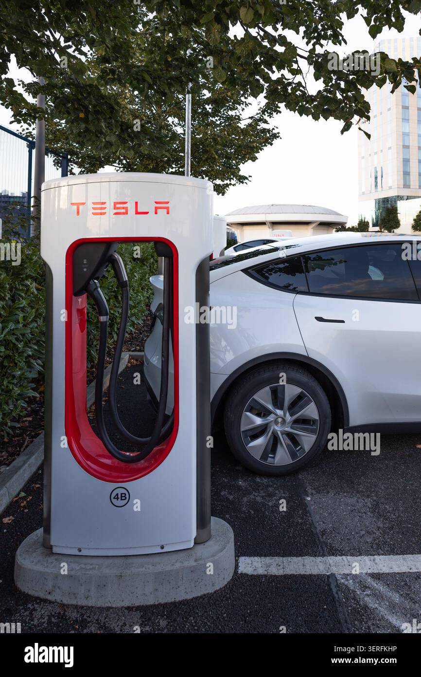 Ricarica di un'auto elettrica presso una stazione Supercharger Tesla. Londra, Regno Unito, 14 ottobre 2023 Foto Stock
