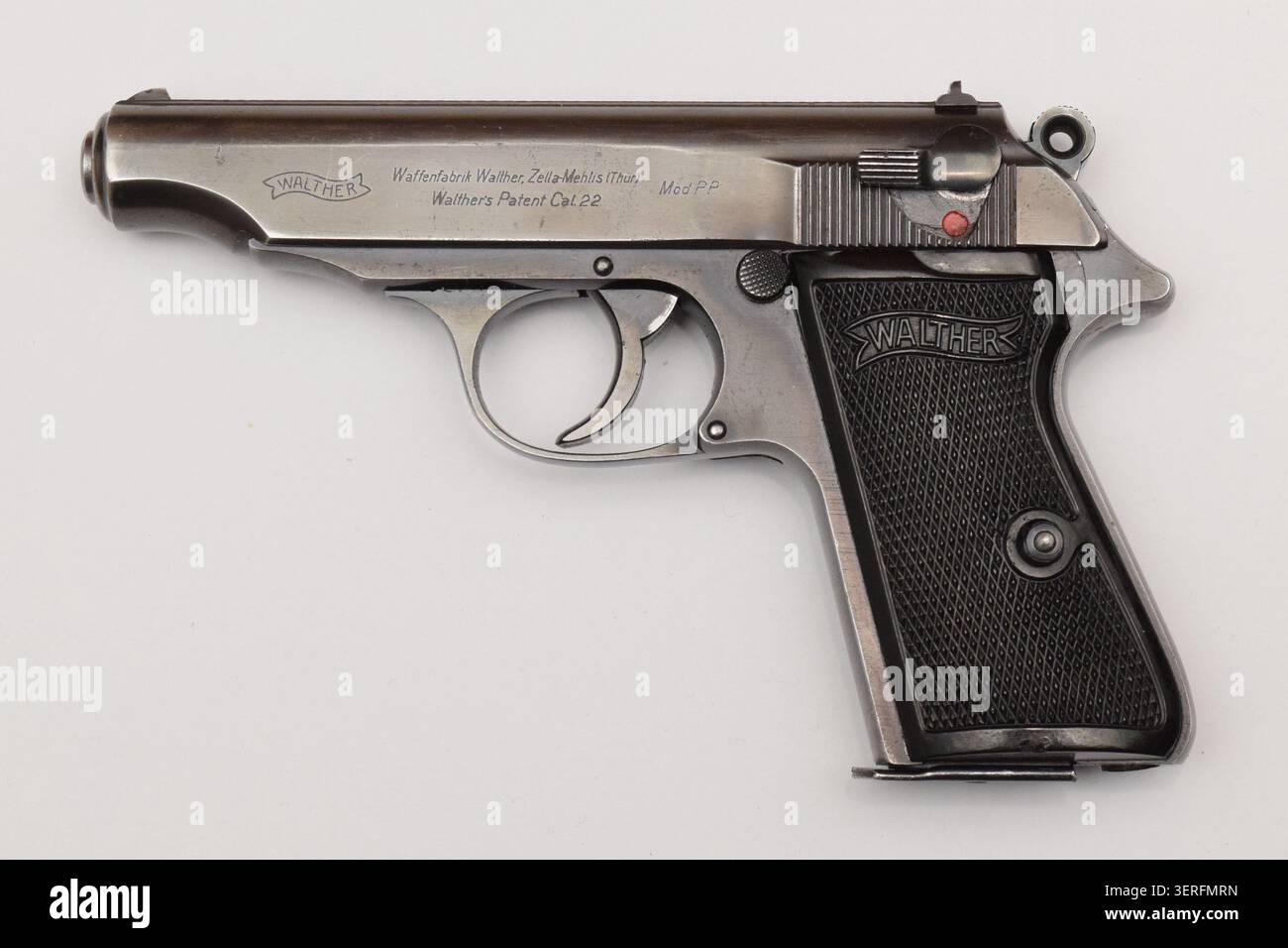 Lato sinistro della pistola 1942 Walther PP .22. La storia orale della famiglia dice che è stato sequestrato da un medico dell'esercito americano durante un'ispezione di bordello nella Germania occupata. Foto Stock