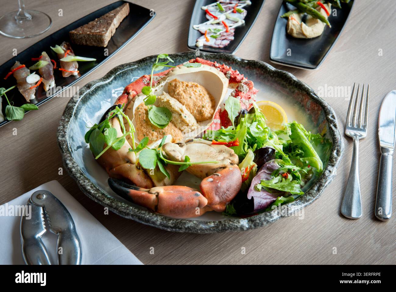 Delizia culinaria con pesce fresco su un tavolo elegantemente organizzato Foto Stock