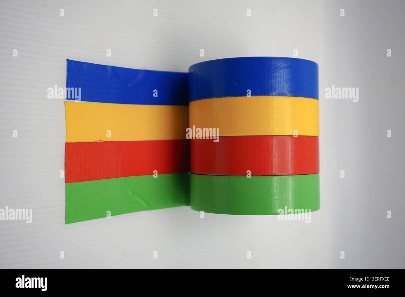 Concetto creativo di ufficio e artigianato con rotoli di nastro adesivo multicolore isolati su bianco Foto Stock