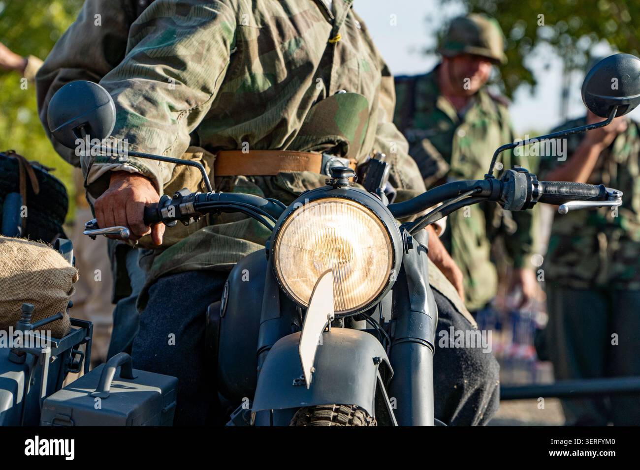 Ufficiali tedeschi irriconoscibili con moto nella rievocazione della seconda guerra mondiale Foto Stock