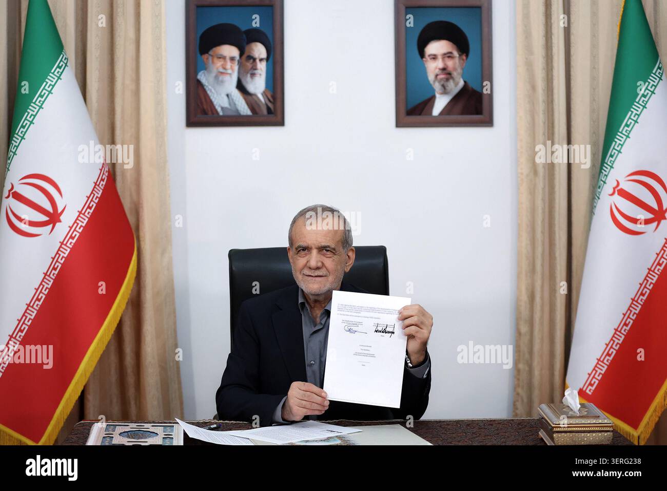 18 giugno 2026, Teheran, Iran: Il presidente iraniano MASOUD PEZESHKIAN mostra un memorandum d'intesa dopo averlo firmato a Teheran, dopo che il documento è stato firmato dal presidente degli Stati Uniti Donald Trump, mentre entrambe le parti si sono mosse per porre fine alla guerra e aprire i negoziati su un accordo più ampio. Gli Stati Uniti e l'Iran firmarono il memorandum all'inizio del 18 giugno 2026, volto a porre fine a un conflitto regionale scoppiato il 28 febbraio a seguito degli scioperi USA-israeliani sull'Iran, ponendo al contempo le basi per ulteriori colloqui su questioni tra cui il programma nucleare iraniano, le sanzioni di soccorso e la sicurezza regionale. (Immagine di credito: © i Foto Stock