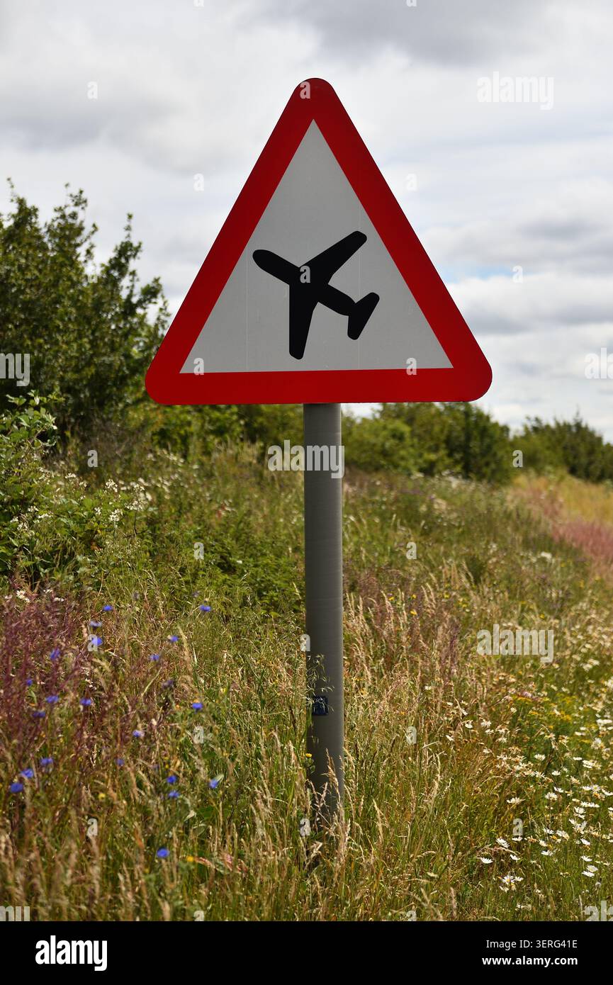 Segnaletica stradale di avvertimento sul bordo erba per gli aerei a bassa quota, le sponde di erba hanno permesso di crescere a lungo per la natura e i fiori selvatici A6 Leicestershire, regno unito. Foto Stock
