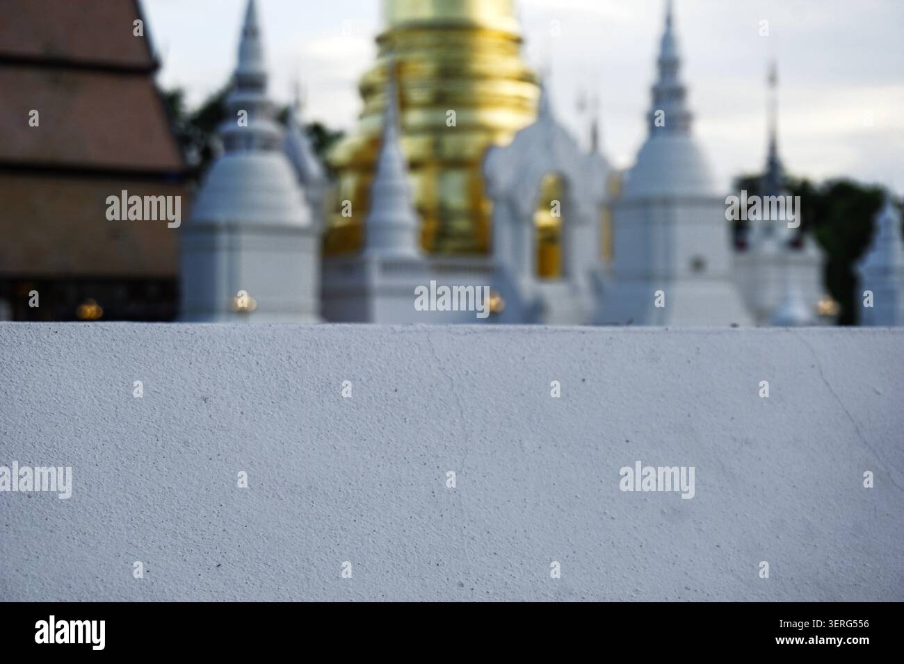 Recinto bianco con bokeh da sogno di sacri santuari dorati della Thailandia Foto Stock