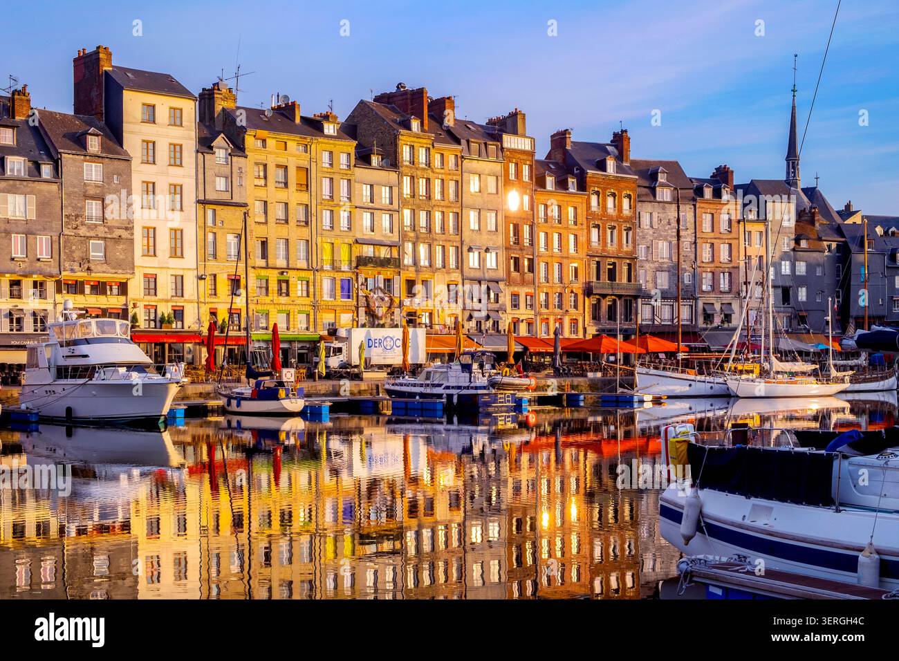 Honfleur port / porto nella calda luce del mattino, Honfleur, Calvados, Normandia, Francia, Europa Foto Stock
