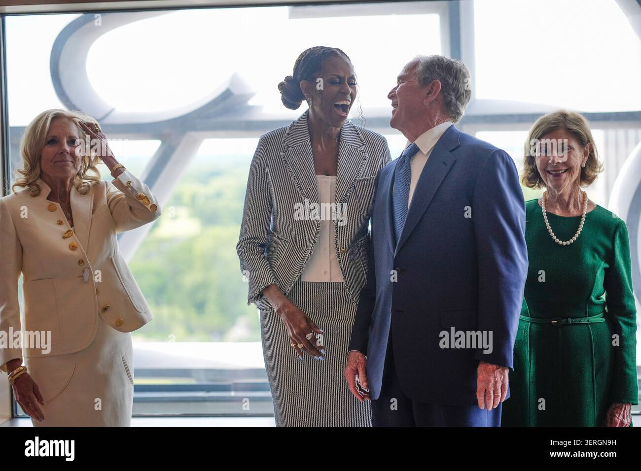 Chicago, Stati Uniti. 18 giugno 2026. L'ex presidente George W. Bush ride con l'ex first lady Michelle Obama nel ruolo dell'ex first lady Jill Biden e dell'ex first lady Laura Bush, prima della cerimonia di dedica al Obama Center di Chicago giovedì 18 giugno 2026. Foto della piscina di Pablo Martinez Monsivais/UPI credito: UPI/Alamy Live News Foto Stock