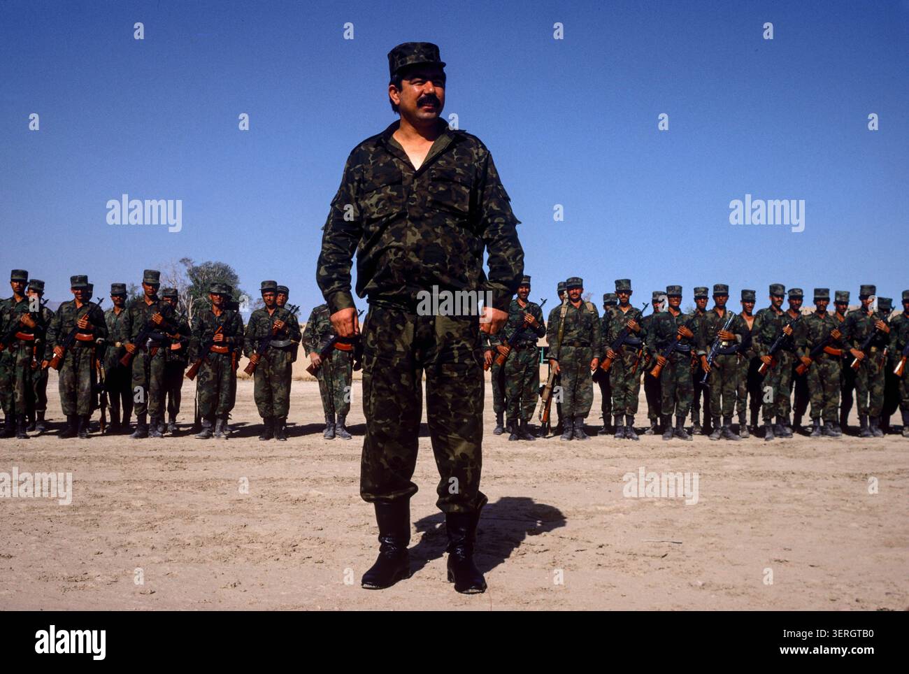 Mazar-iSharif, Afghanistan, agosto 1992; generale Rashid Dostum con le sue truppe uzbeke. Le sue forze unite a Massoud permisero ai Mujahideen di rovesciare il regime di Najibullah. Foto Stock