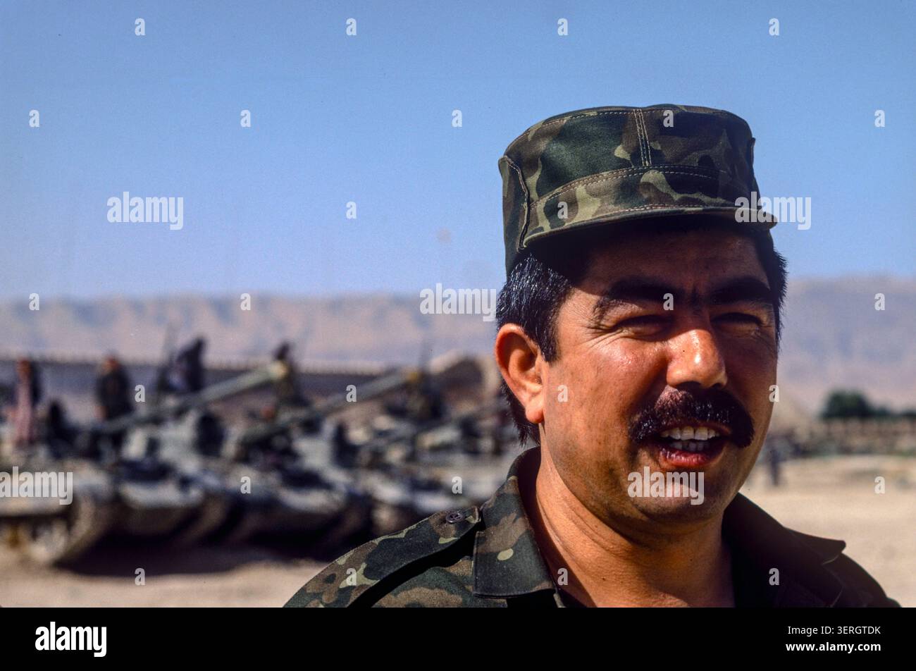 Mazar-iSharif, Afghanistan, agosto 1992; generale Rashid Dostum con le sue truppe e carri armati uzbeki. Le sue forze unite a Massoud permisero ai Mujahideen di rovesciare il regime di Najibullah. Foto Stock