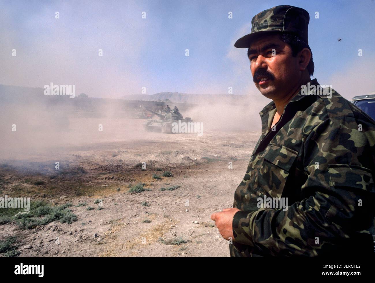 Mazar-iSharif, Afghanistan, agosto 1992; generale Rashid Dostum con le sue truppe e carri armati uzbeki. Le sue forze unite a Massoud permisero ai Mujahideen di rovesciare il regime di Najibullah. Foto Stock