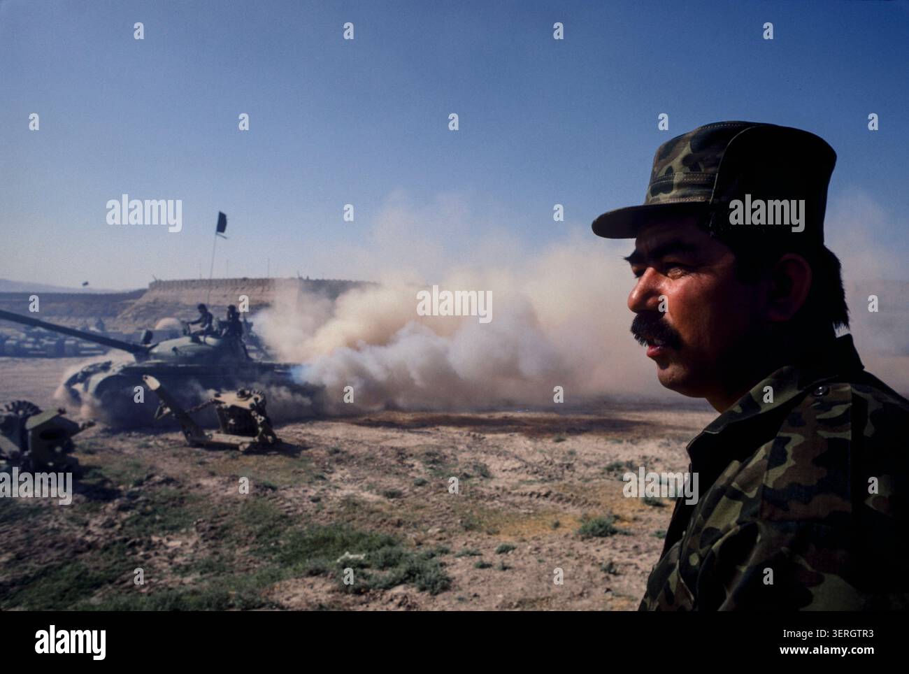 Mazar-iSharif, Afghanistan, agosto 1992; generale Rashid Dostum con le sue truppe e carri armati uzbeki. Le sue forze unite a Massoud permisero ai Mujahideen di rovesciare il regime di Najibullah. Foto Stock
