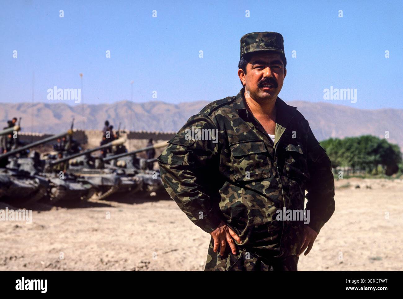 Mazar-iSharif, Afghanistan, agosto 1992; generale Rashid Dostum con le sue truppe e carri armati uzbeki. Le sue forze unite a Massoud permisero ai Mujahideen di rovesciare il regime di Najibullah. Foto Stock