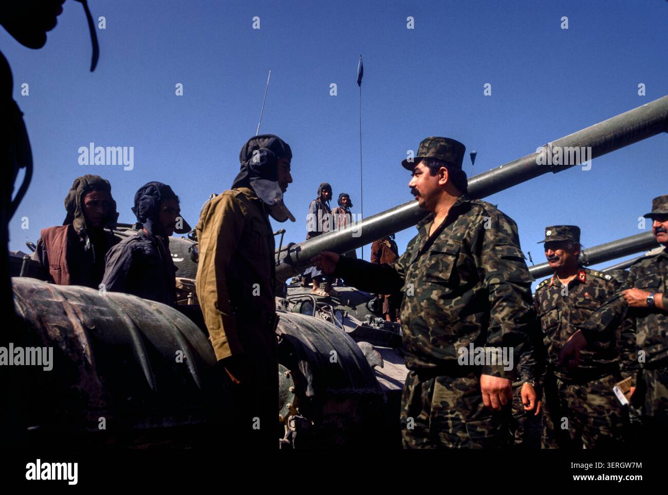Mazar-iSharif, Afghanistan, agosto 1992; generale Rashid Dostum con le sue truppe e carri armati uzbeki. Le sue forze unite a Massoud permisero ai Mujahideen di rovesciare il regime di Najibullah. Foto Stock