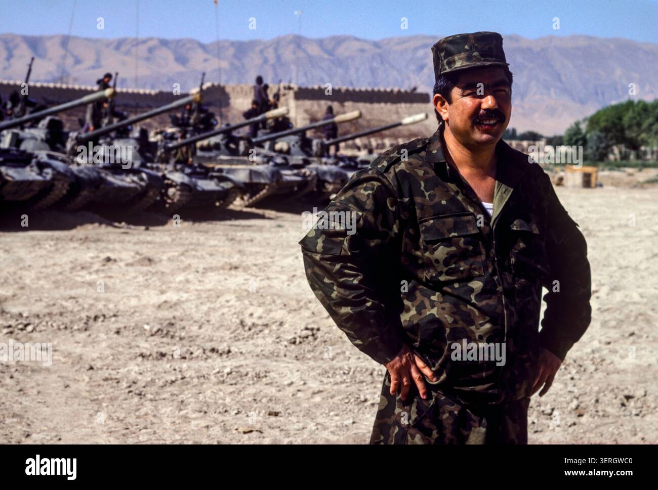 Mazar-iSharif, Afghanistan, agosto 1992; generale Rashid Dostum con le sue truppe e carri armati uzbeki. Le sue forze unite a Massoud permisero ai Mujahideen di rovesciare il regime di Najibullah. Foto Stock
