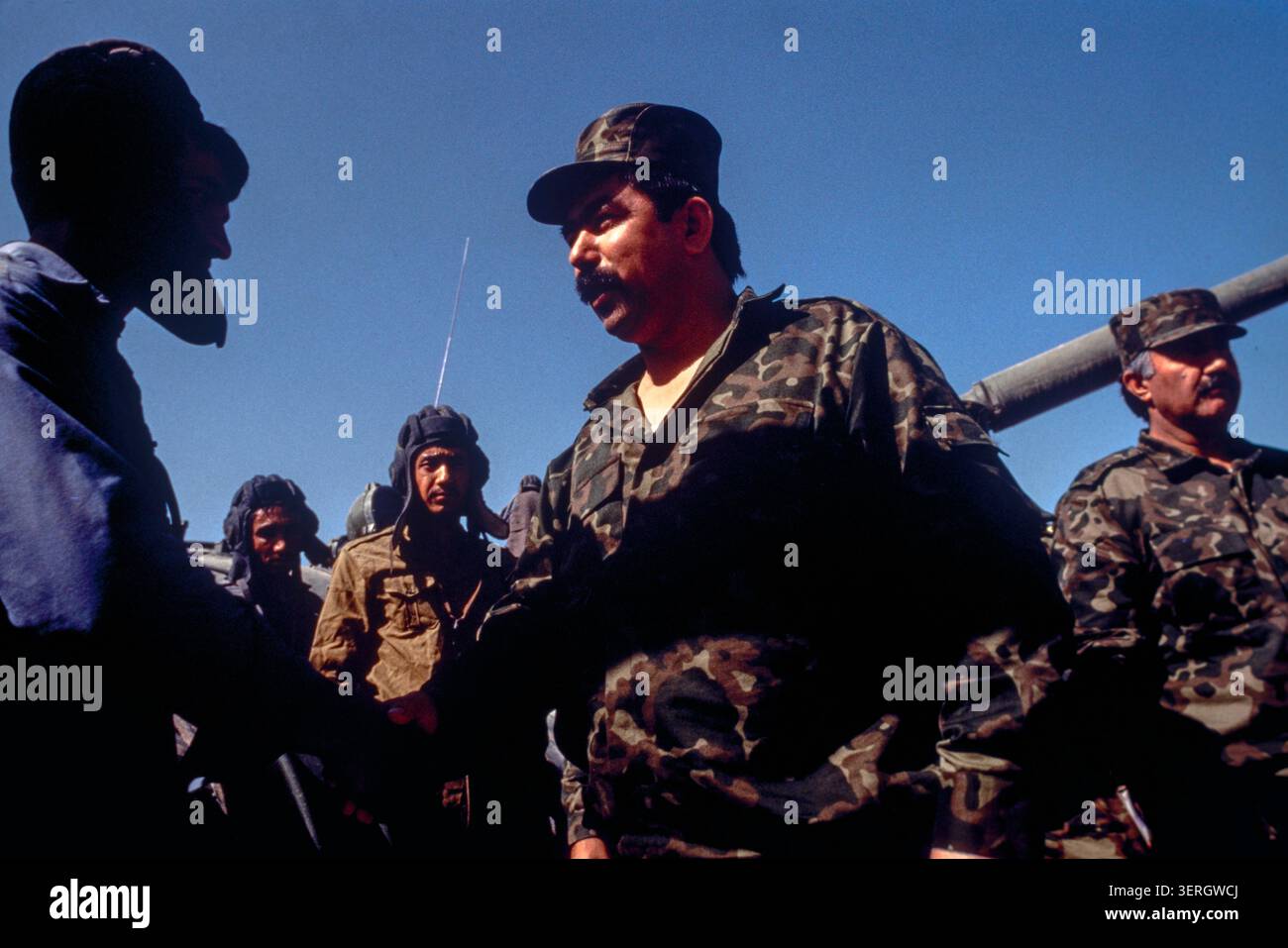 Mazar-iSharif, Afghanistan, agosto 1992; generale Rashid Dostum con le sue truppe e carri armati uzbeki. Le sue forze unite a Massoud permisero ai Mujahideen di rovesciare il regime di Najibullah. Foto Stock