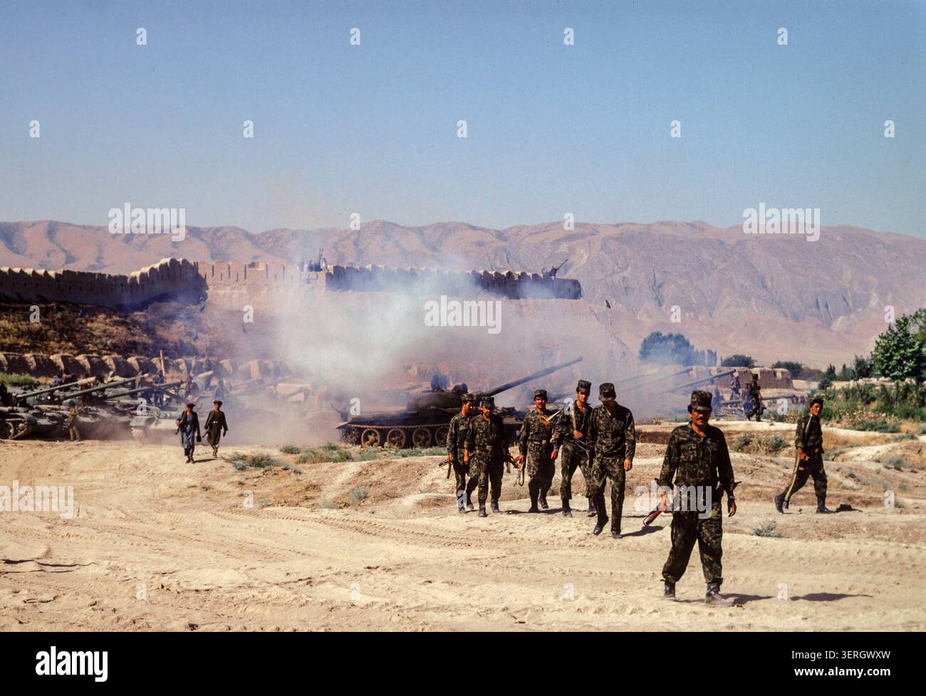 Mazar-iSharif, Afghanistan, agosto 1992; corpo corazzato uzbeko del generale Rashid Dostum. Le sue forze unite a Massoud permisero ai Mujahideen di rovesciare il regime di Najibullah. Foto Stock