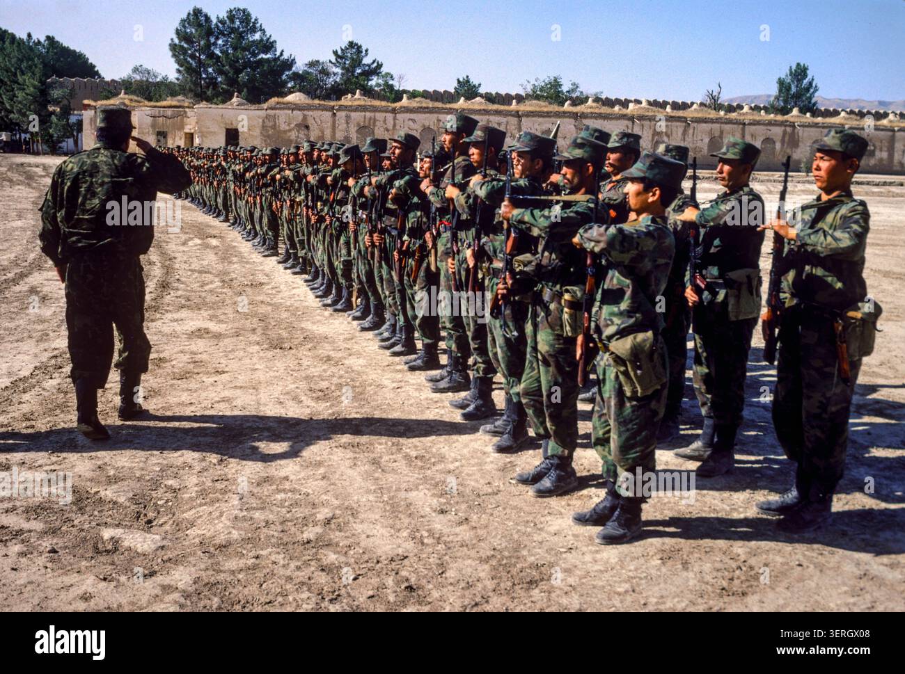 Mazar-iSharif, Afghanistan, agosto 1992; generale Rashid Dostum con le sue truppe uzbeke. Le sue forze unite a Massoud permisero ai Mujahideen di rovesciare il regime di Najibullah. Foto Stock