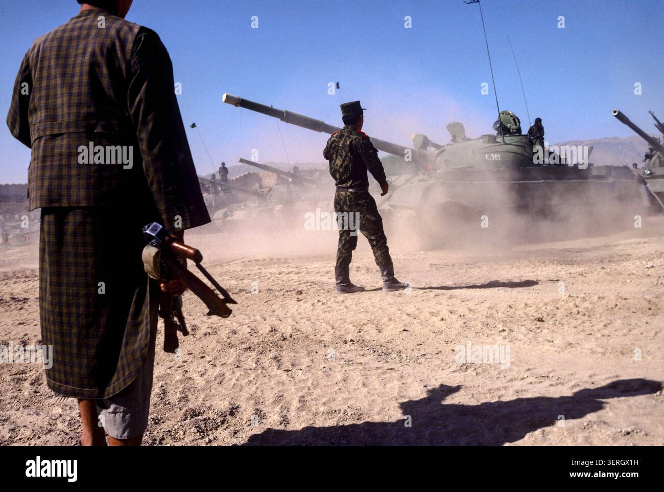 Mazar-iSharif, Afghanistan, agosto 1992; truppe uzbeke del generale Rashid Dostum che preparano un mortaio in addestramento. Le sue forze unite a Massoud permisero ai Mujahideen di rovesciare il regime di Najibullah. Foto Stock