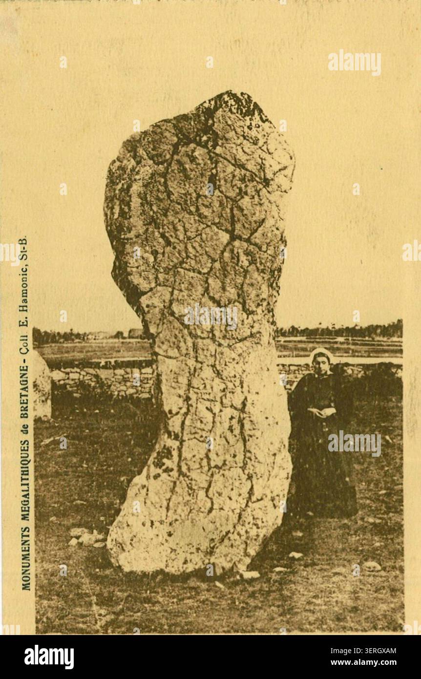 Una cartolina mostra le Géant du Ménec in pietra a Carnac nel Morbihan, posizionata all'interno di estesi allineamenti megalitici bretoni che formano un paesaggio cerimoniale preistorico. Foto Stock