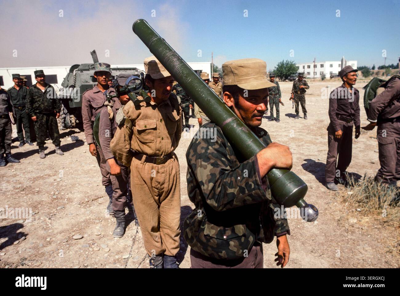 Mazar-iSharif, Afghanistan, agosto 1992; truppe uzbeke del generale Rashid Dostum che preparano un mortaio in addestramento. Le sue forze unite a Massoud permisero ai Mujahideen di rovesciare il regime di Najibullah. Foto Stock