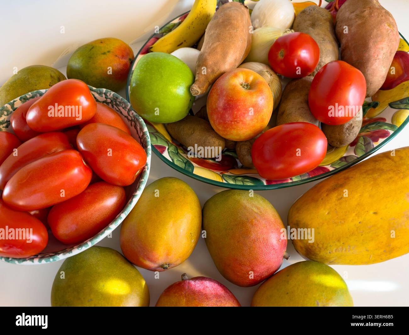 Dieta sana di ruit e verdure - pomodori, manghi, papaya, mele, patate - su sfondo bianco, USA. Foto Stock